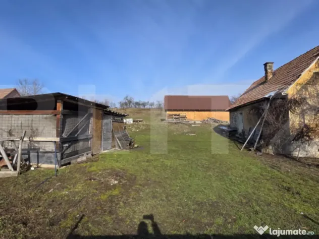 Casa cu teren 3.800 mp, cu 35 m front stradal, la 10 km de B