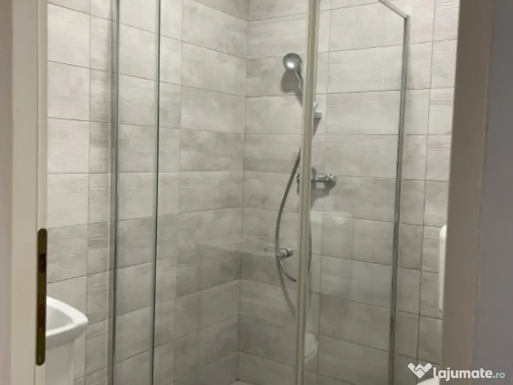 Spațiu comercial cu magazin alimentar + apartament, 89 mp,