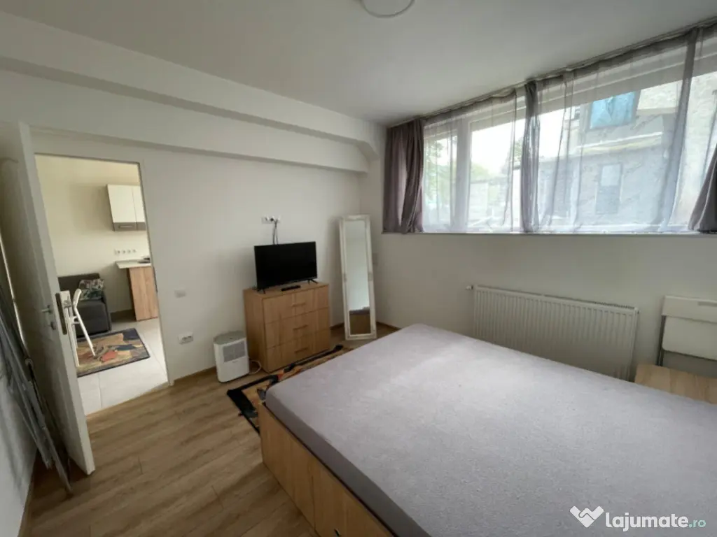 Spațiu comercial cu magazin alimentar + apartament, 89 mp,