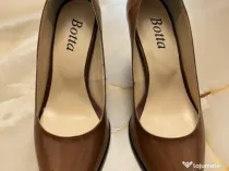Vând pantofi eleganți Botta caramel maro