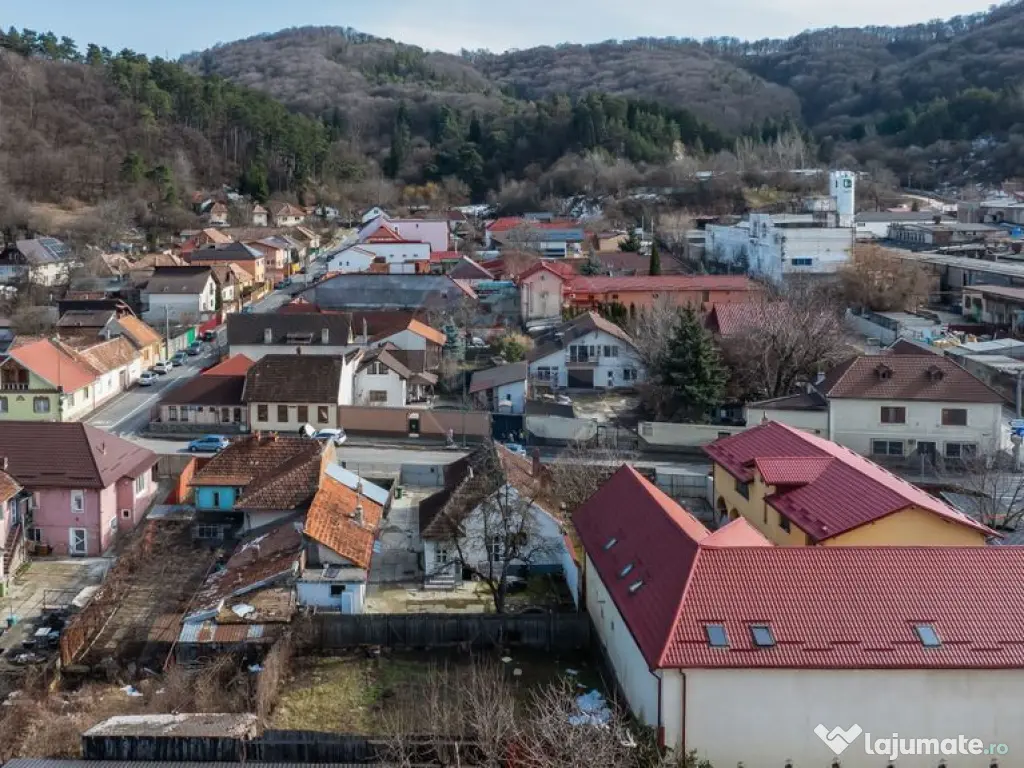 Casă cu două corpuri+teren 230 mp De Vanzare, Strada Ca...