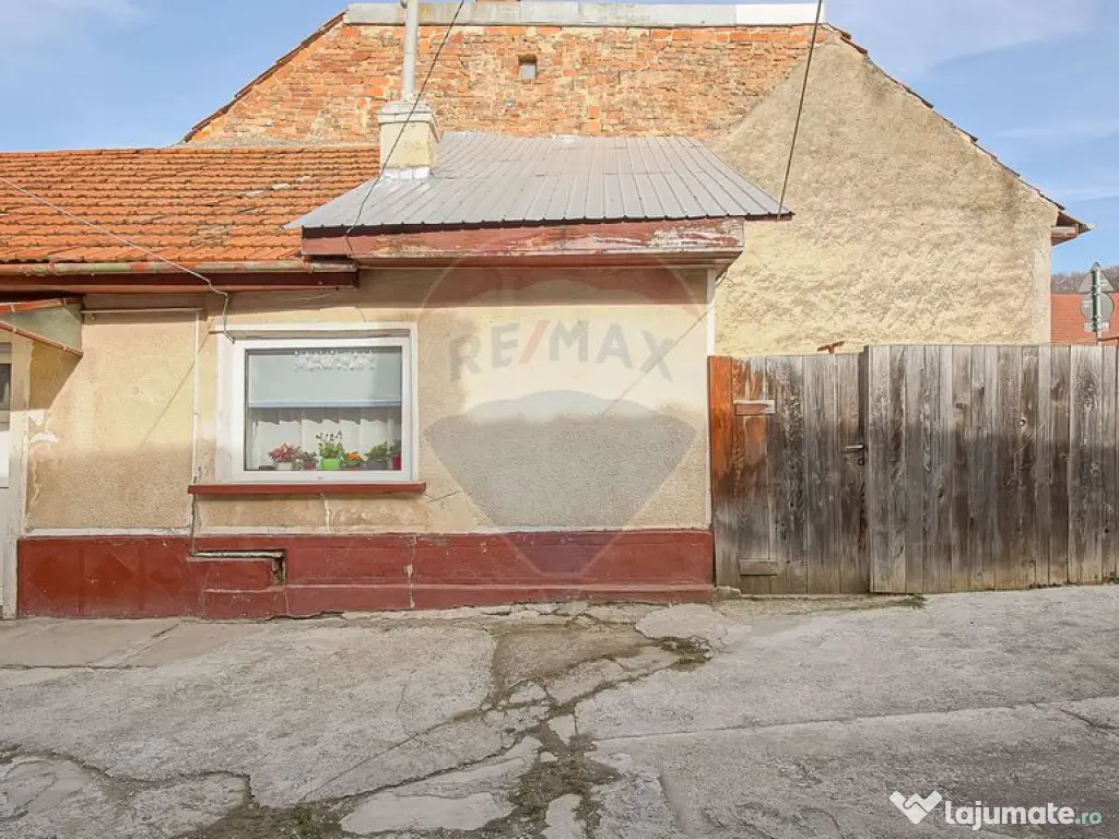 Casă cu două corpuri+teren 230 mp De Vanzare, Strada Ca...