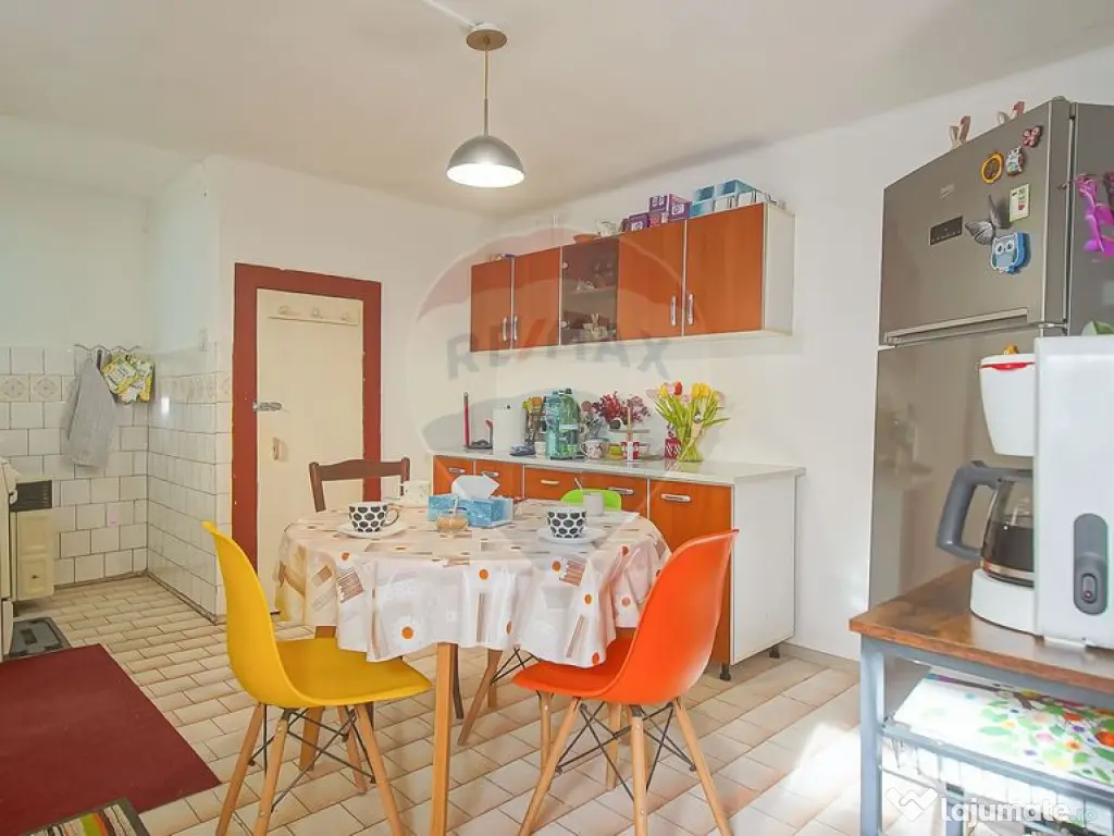 Casă cu două corpuri+teren 230 mp De Vanzare, Strada Ca...