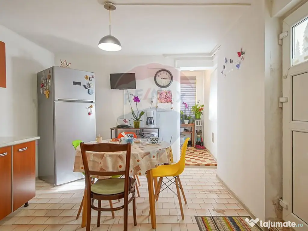 Casă cu două corpuri+teren 230 mp De Vanzare, Strada Ca...