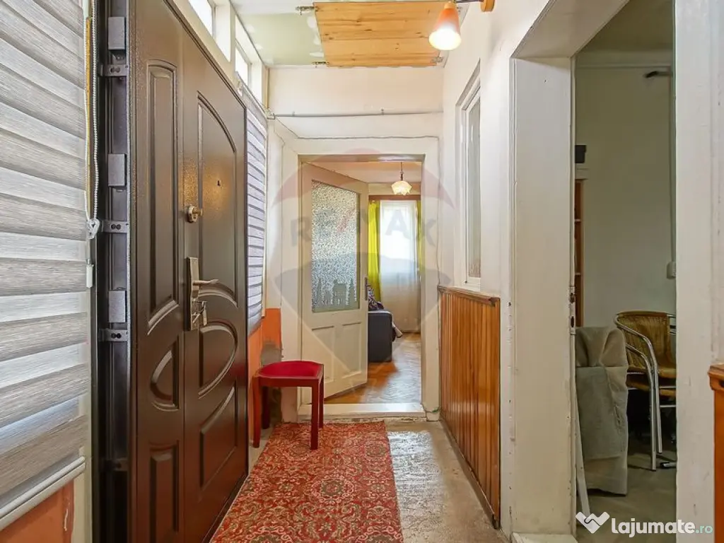 Casă cu două corpuri+teren 230 mp De Vanzare, Strada Ca...