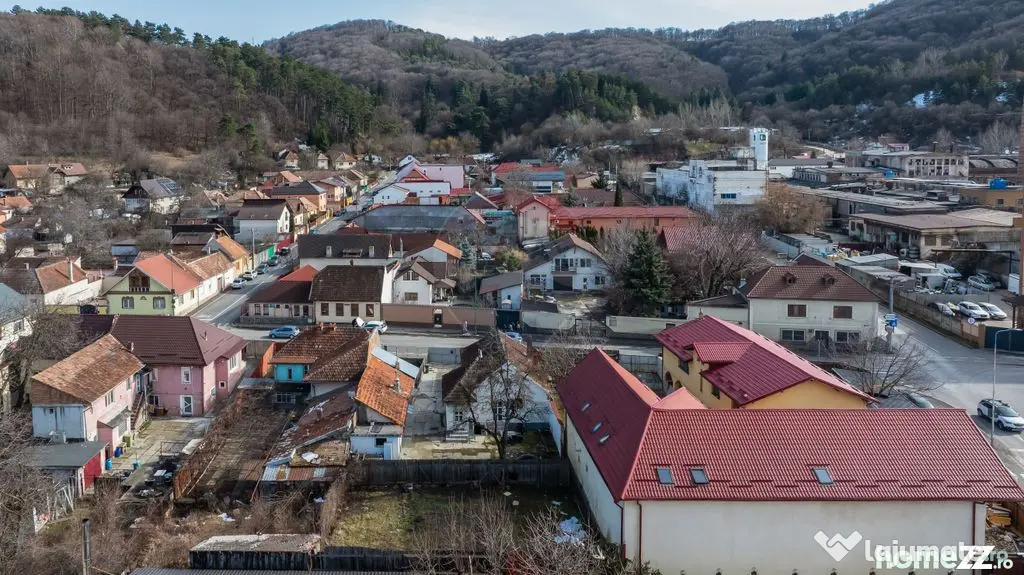 Casă cu două corpuri+teren 230 mp De Vanzare, Strada Ca...