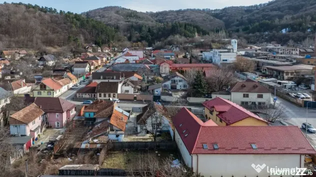 Casă cu două corpuri+teren 230 mp De Vanzare, Strada Ca...