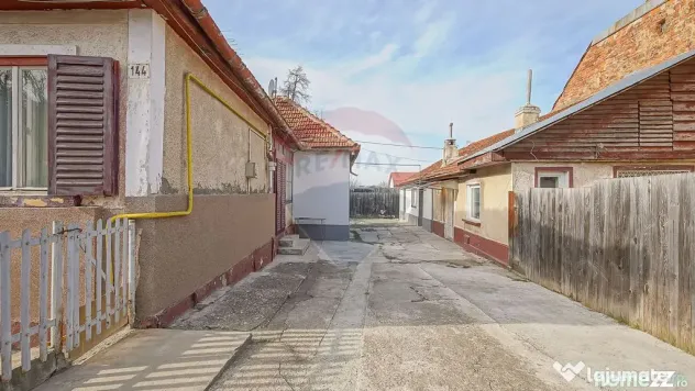 Casă cu două corpuri+teren 230 mp De Vanzare, Strada Ca...