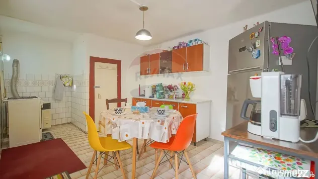 Casă cu două corpuri+teren 230 mp De Vanzare, Strada Ca...