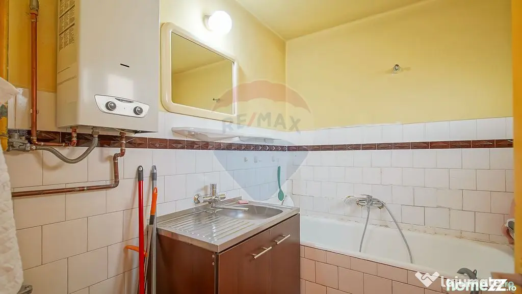 Casă cu două corpuri+teren 230 mp De Vanzare, Strada Ca...