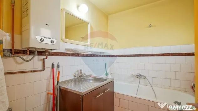 Casă cu două corpuri+teren 230 mp De Vanzare, Strada Ca...