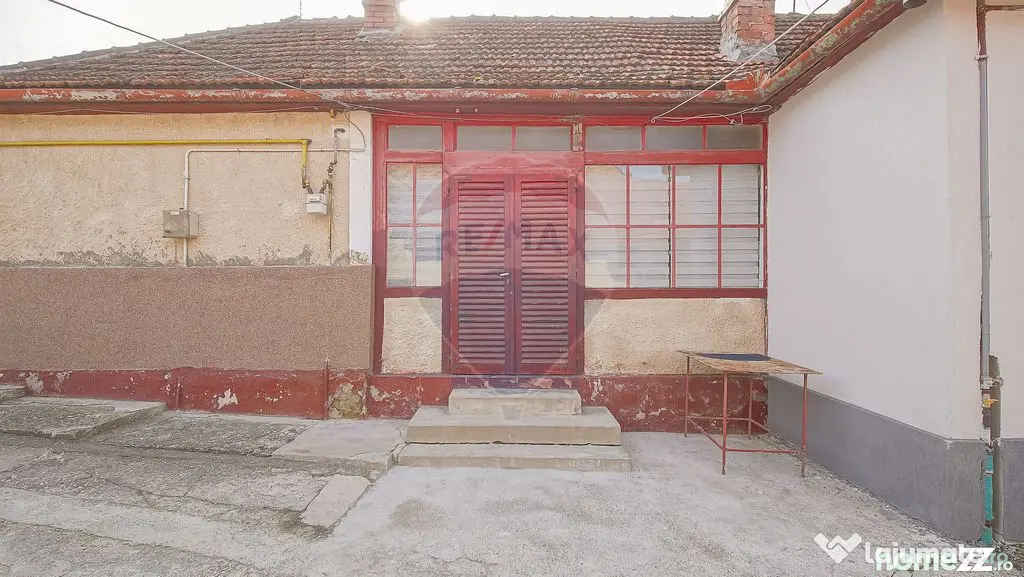 Casă cu două corpuri+teren 230 mp De Vanzare, Strada Ca...