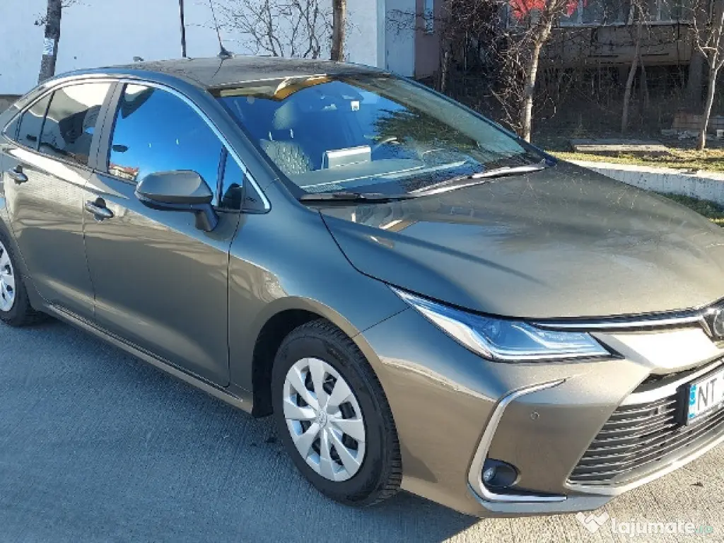 Toyota Corolla 2023, benzină 1.5, 42000 de km, impecabilă