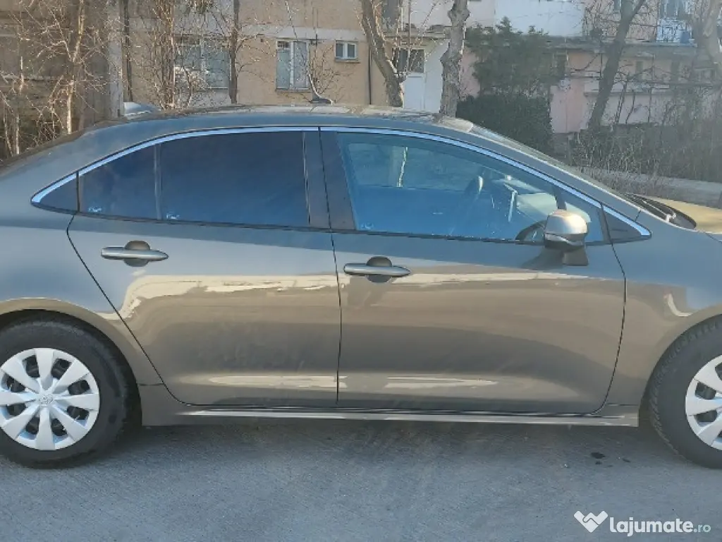 Toyota Corolla 2023, benzină 1.5, 42000 de km, impecabilă