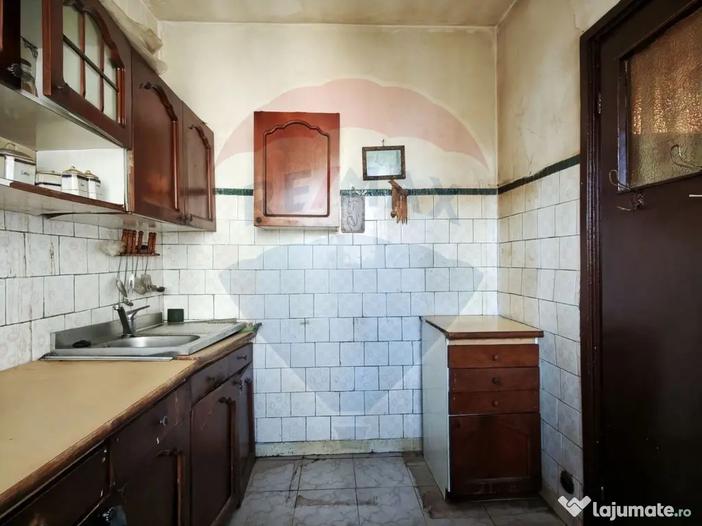 Apartament cu 2 camere nerenovat, de vânzare în zona 1 Mai