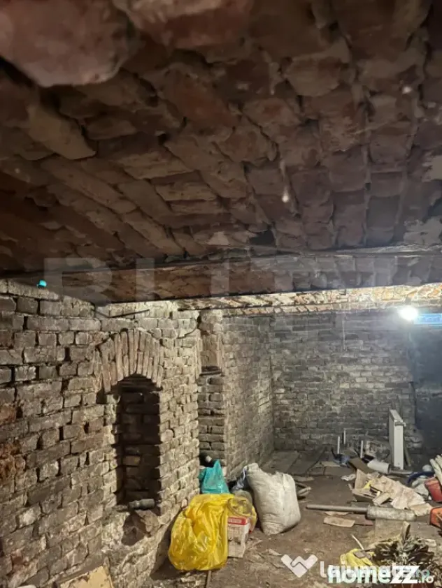 Casa Oradea ultracentrala, cu gard imprejmuire din placi de - Oradea (Bihor)