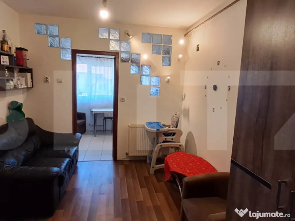 Apartament decomandat, 2 camere, 40 mp, etaj 4, zona Florilo