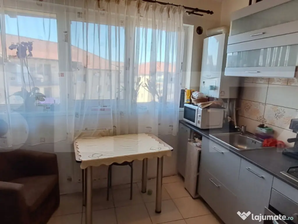 Apartament decomandat, 2 camere, 40 mp, etaj 4, zona Florilo