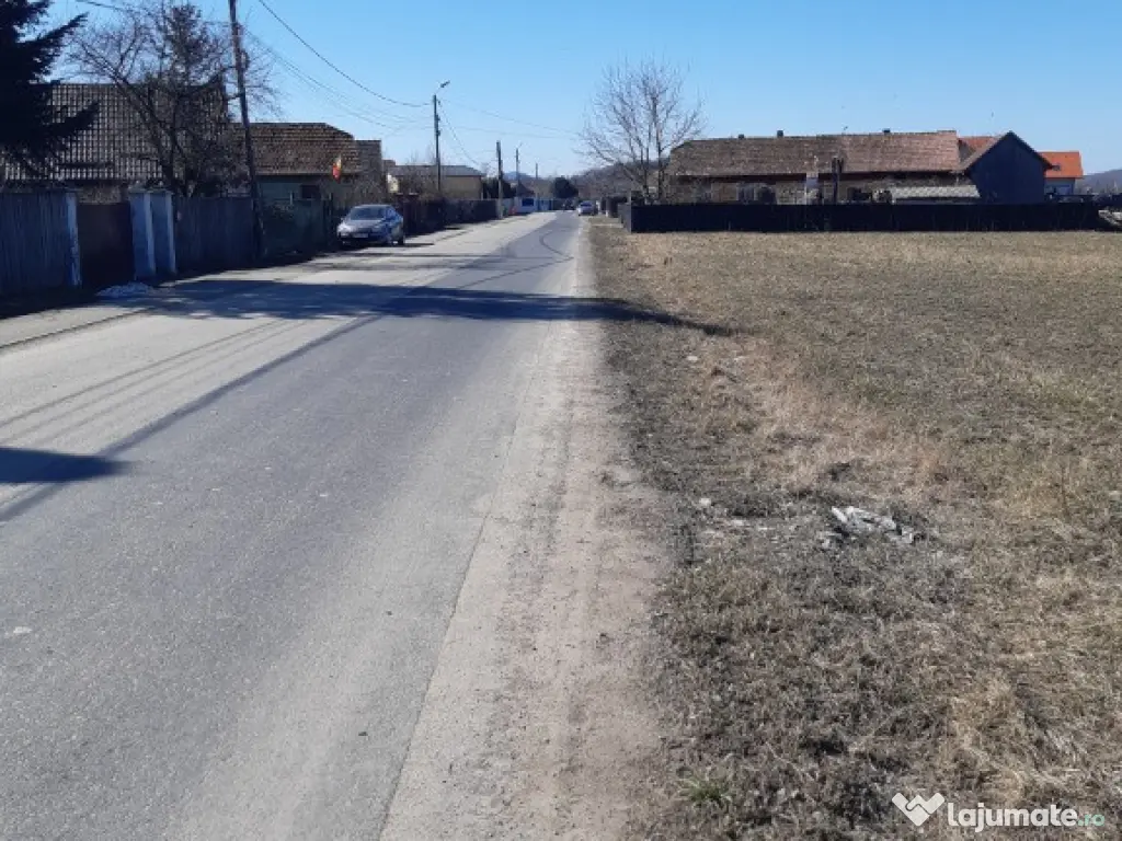 Teren intravilan construibil 2325 utilitati drum asfaltat pozitie buna