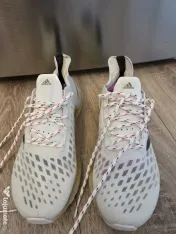 Vând adidasi firma Candice Cooper piele si Adidas. 