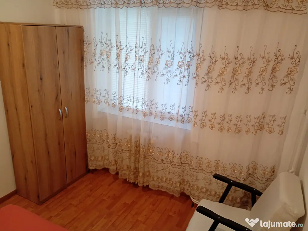 Închiriez apartament cu 3 camere Bulevardul Mihai Eminescu