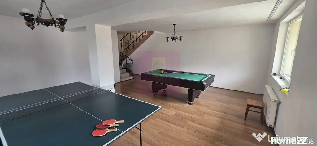 Vila de vânzare cu 8 camere și garaj in Busteni