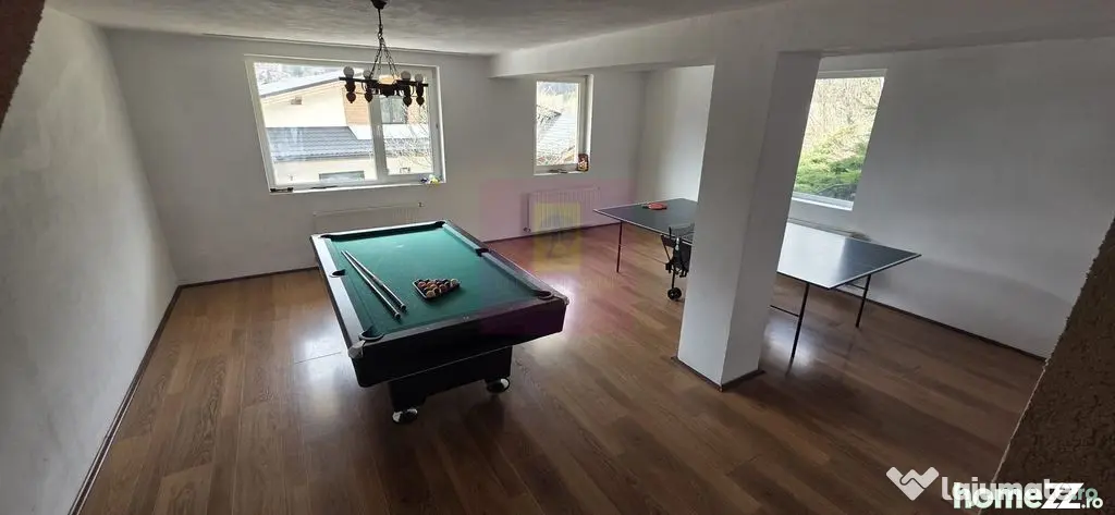Vila de vânzare cu 8 camere și garaj in Busteni