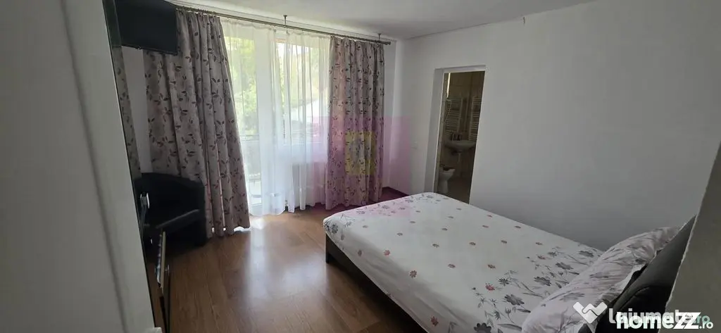 Vila de vânzare cu 8 camere și garaj in Busteni
