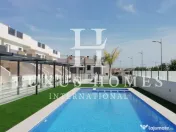 Parter casă duplex cu terasă și piscină comunitară într-o zonă aproape de plaje 