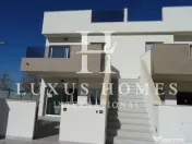 Parter casă duplex cu terasă și piscină comunitară într-o zonă aproape de plaje 