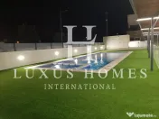 Parter casă duplex cu terasă și piscină comunitară într-o zonă aproape de plaje 