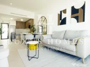 Apartament la parter, cu terasă și piscină comunitară situată aproape de coastă 