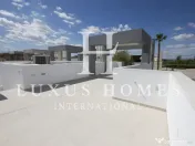 Apartament la parter, cu terasă și piscină comunitară situată aproape de coastă 