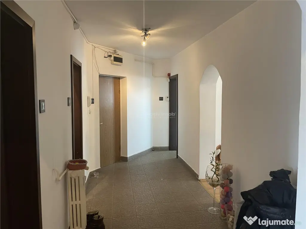 Apartament 3 camere-Calea C#259;l#259;ra#537;ilor