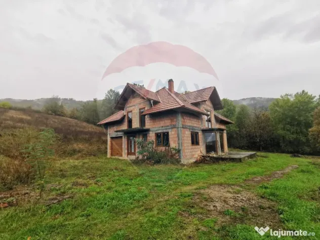 Casă la roșu de vânzare – 6.400 mp teren – Copalni...
