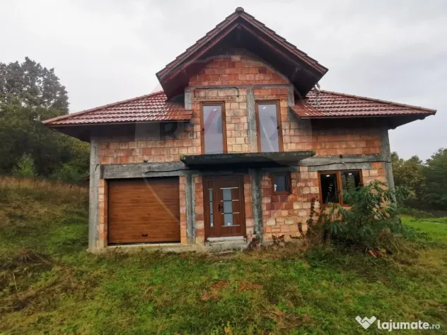 Casă la roșu de vânzare – 6.400 mp teren – Copalni...