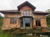 Casă la roșu de vânzare – 6.400 mp teren – Copalni... 