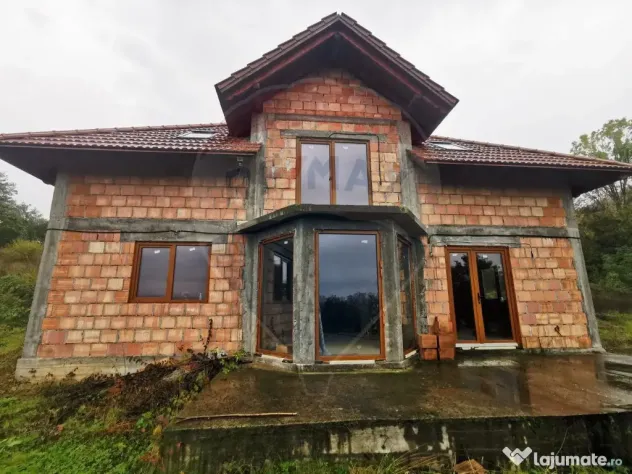 Casă la roșu de vânzare – 6.400 mp teren – Copalni...