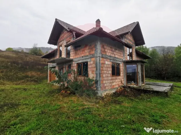 Casă la roșu de vânzare – 6.400 mp teren – Copalni...