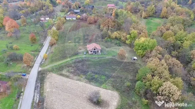 Casă la roșu de vânzare – 6.400 mp teren – Copalni...