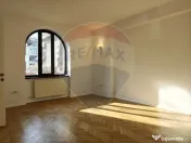 Casă / Vilă din perioada interbelică proaspăt renovată 