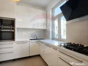 Apartament în vilă din perioada interbelică proaspăt ... 