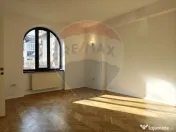 Apartament în vilă din perioada interbelică proaspăt ... 