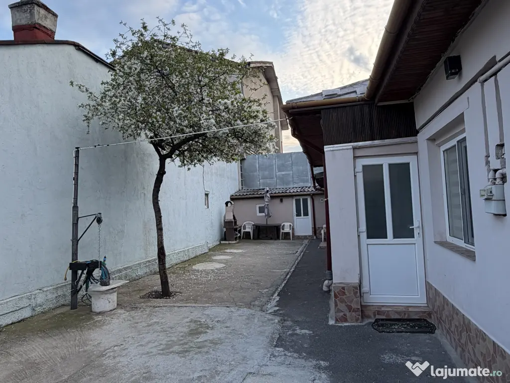 Închiriez casă cu 3 camere la curte