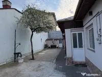 Închiriez casă cu 3 camere la curte 