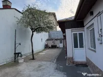 Închiriez casă cu 3 camere la curte