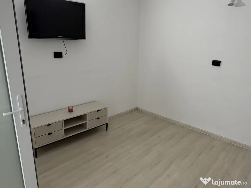 Închiriez casă cu 3 camere la curte