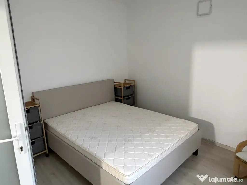 Închiriez casă cu 3 camere la curte