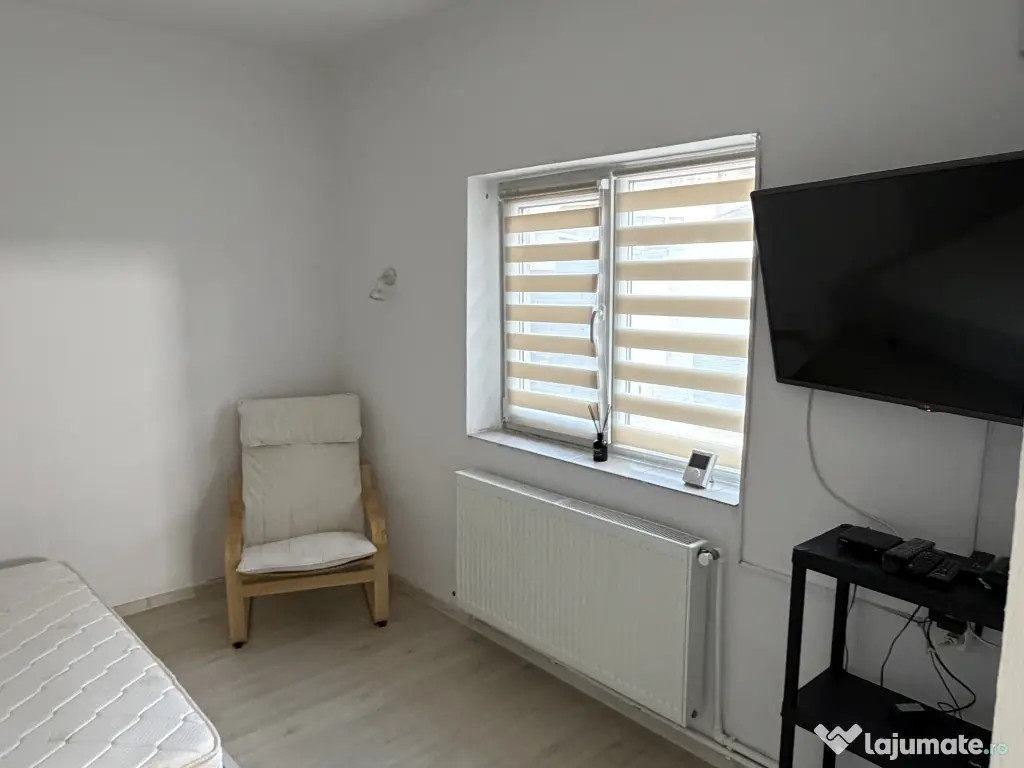 Închiriez casă cu 3 camere la curte