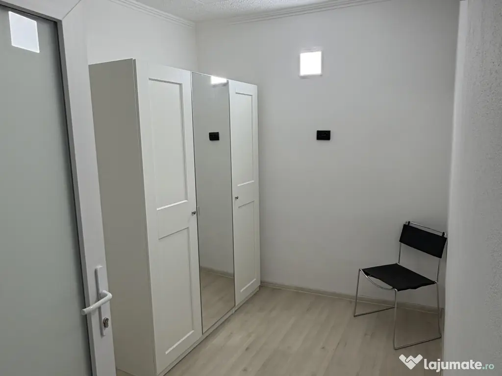 Închiriez casă cu 3 camere la curte